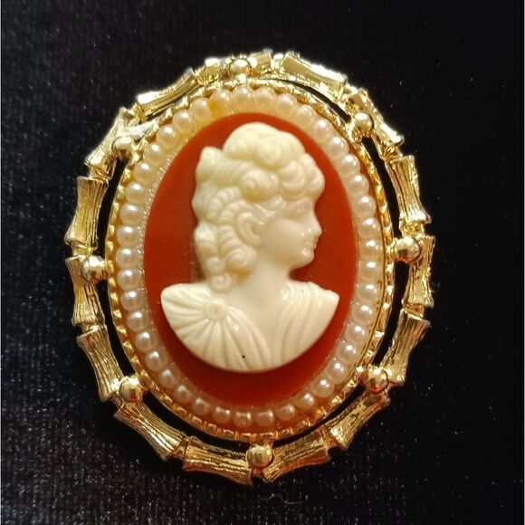 Jewelry - Western Antique Jewelry. Classic Cameo Ladies Bamboo Edge Pin